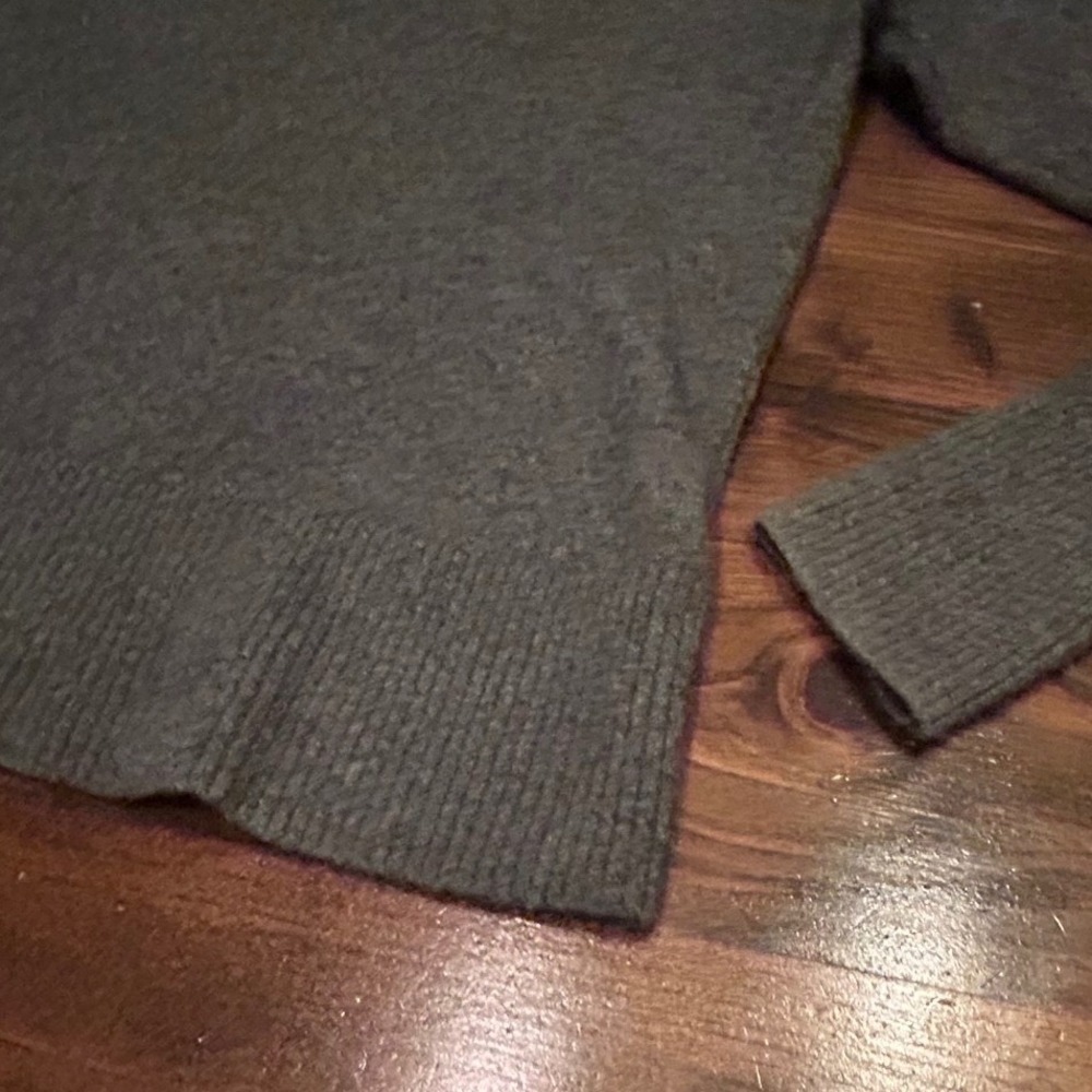 Free People Cashmere V-Neck Collar Sweater Charcoal Grey Size Medium Soft Preppy - Picture 3 of 7